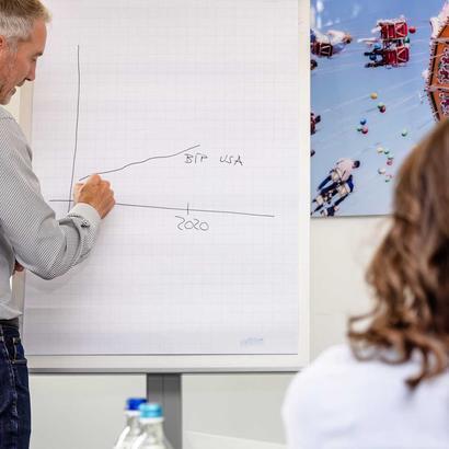 Roland Zangerl zeichnet am Flipchart.